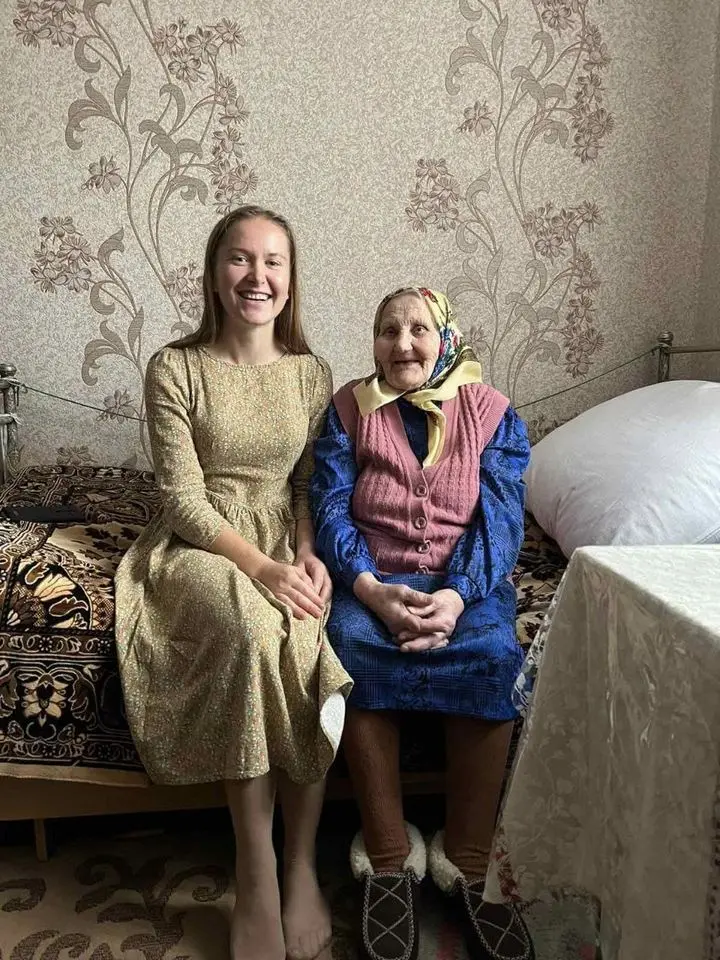 Щаслива бабуся з онукою.